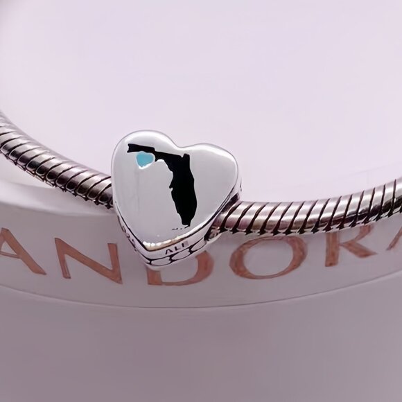 Pandora Florida Map #850 Strong Exclusive Heart Dangle Charm Pendant - Picture 1 of 3